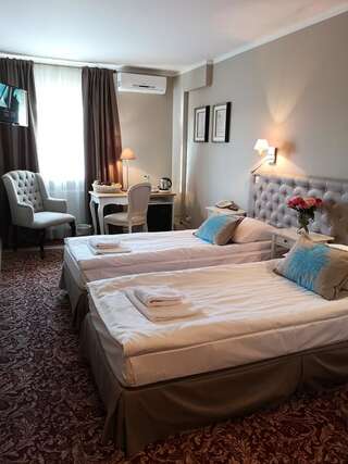 Отель Hotel Riviera Airport Modlin Olszewnica Nowa Стандартный двухместный номер с 2 отдельными кроватями-3